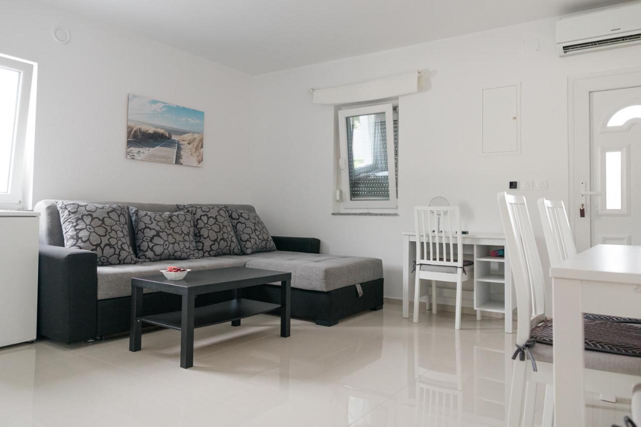 Apartments Zanic With Private Swimming Pool And Sea View ستاريغغاد باكلينتسا المظهر الخارجي الصورة